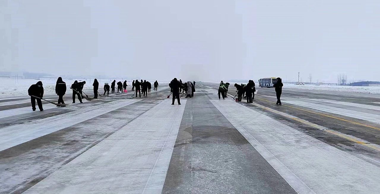 信陽(yáng)明港機(jī)場(chǎng)抗擊冰雪，護(hù)航旅客回家路